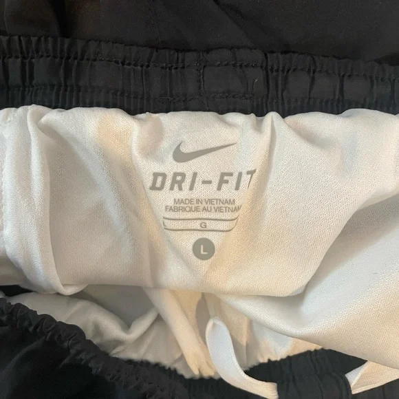 Nike Livestrong black and white shorts - Picture 2 of 3